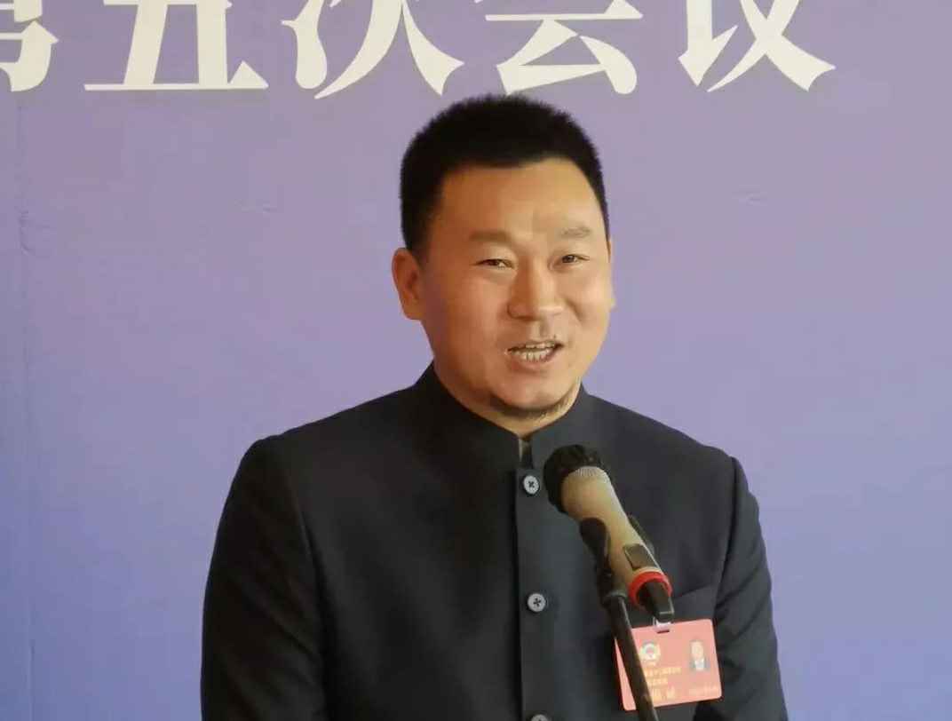 为进一步展示市政协团结、民主、开放、自信的形象，向市民和网友展示政协委员的履职风采，中山市政协十二届五次会议在2月4日上午开幕前开设“委员通道”，市政协委员、昆明义云数据分析服务有限公司公司总经理陈朝阳走进“委员通道”，回应社会关切的问题。他就如何做好城市应急管理规划的问题进行发言，并回答记者提问。.jpg